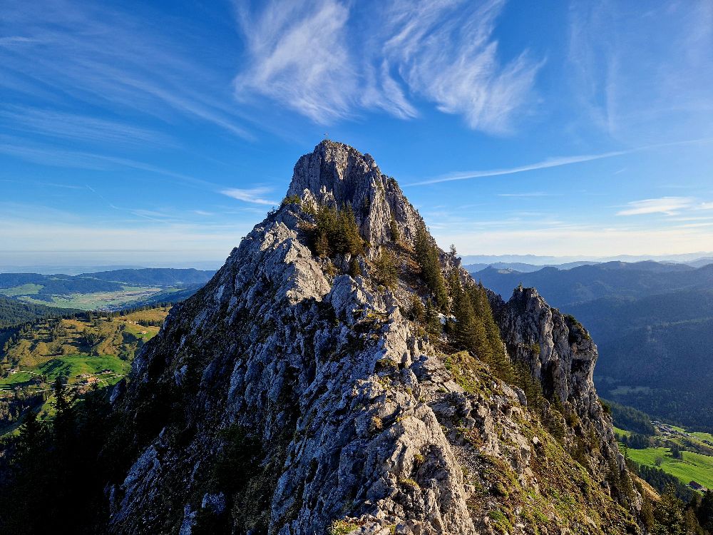 4.%20Am%20Vorgipfel%20mit%20blick%20auf%20denn%20Kleinen%20Mythen 4.%20Am%20Vorgipfel%20mit%20blick%20auf%20denn%20Kleinen%20Mythen